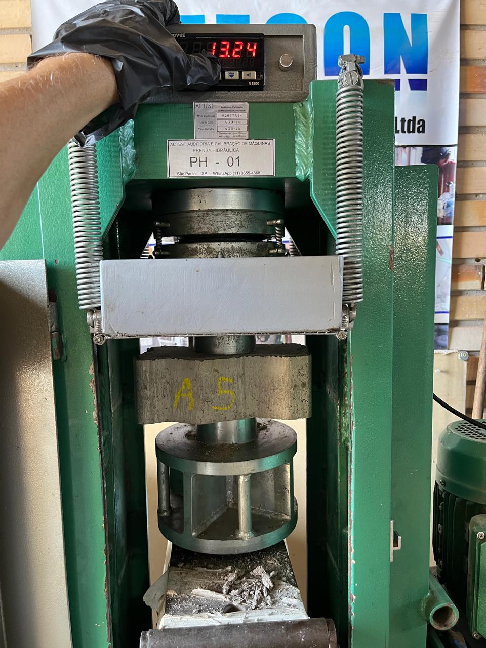 Ensaio de peça de pavimentação tipo unistein